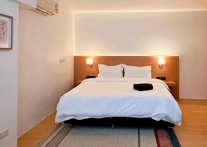 Baan Rak Bts Phromphong Emsphere 3* Бангкок